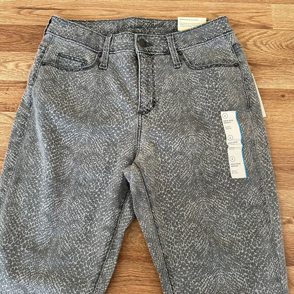 Universal Thread Women’s High Rise Skinny Light Gray Denim Size 6 NWT - Picture 2 of 7